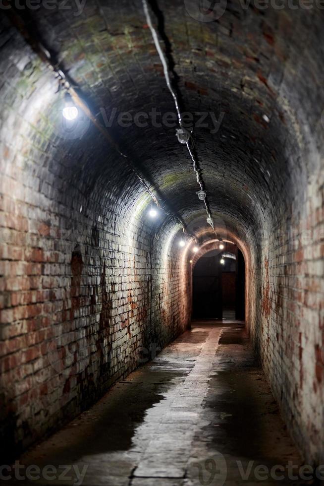 tunnel en brique loft dans l'ancien fort allemand, passage secret avec l'ancien câblage électrique, kaliningrad photo