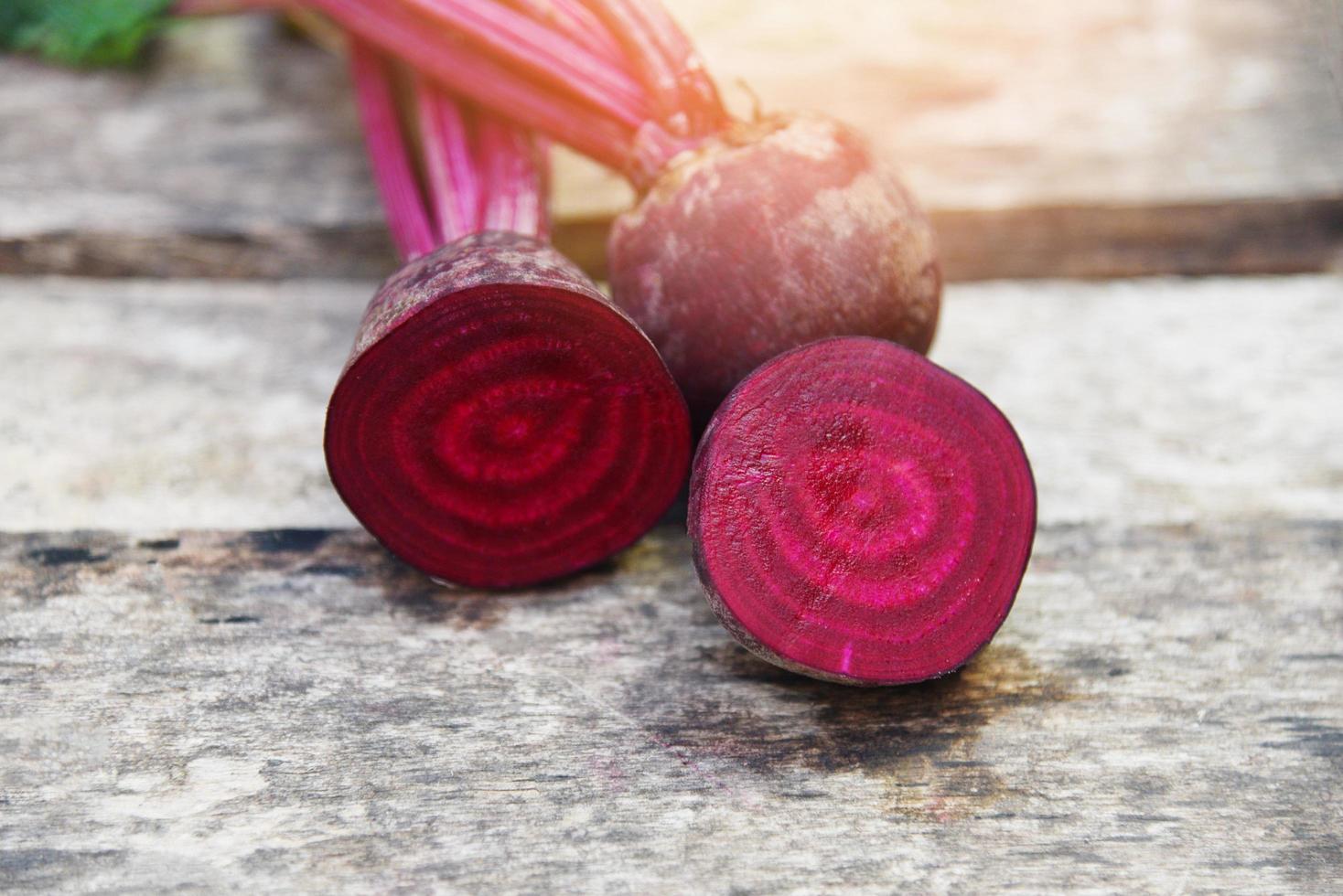 Légume betterave biologique - racines de betteraves rouges fraîches récoltées sur fond de bois photo