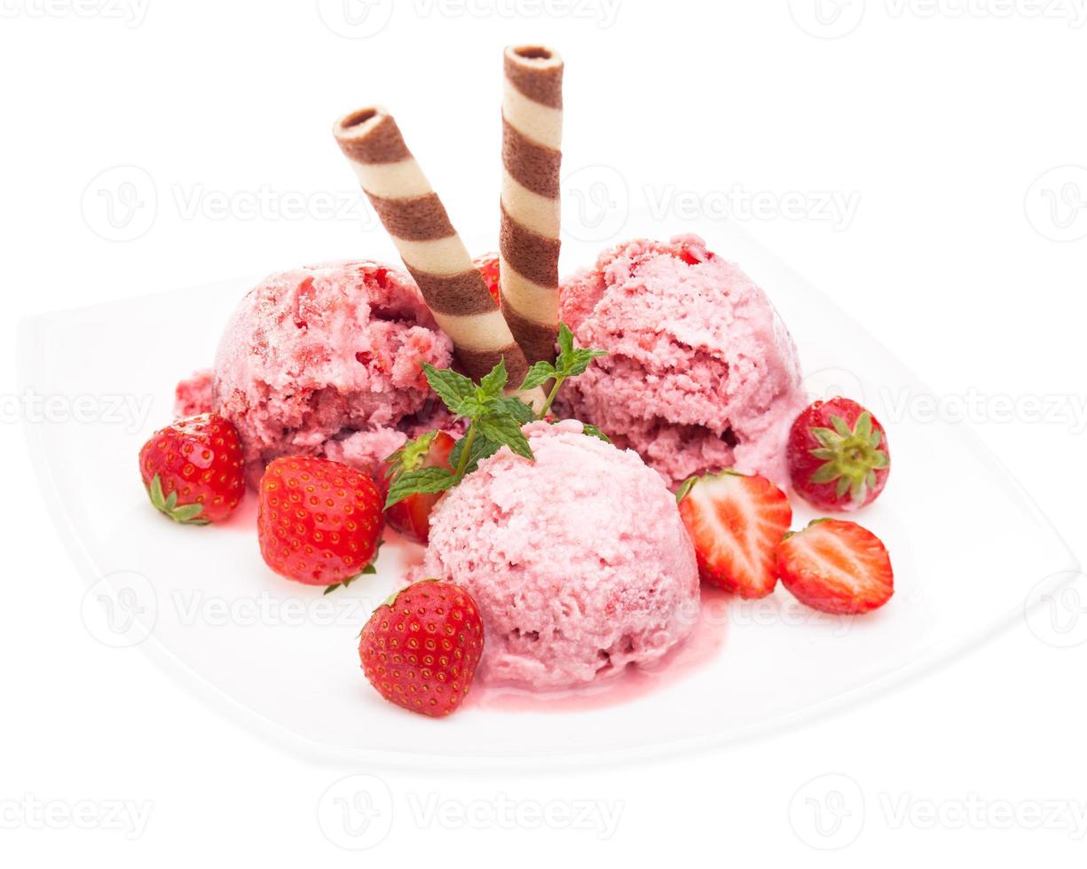 crème glacée aux fraises avec des fraises sur une plaque avec une gaufre photo