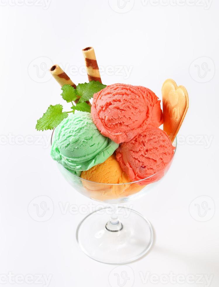 sorbets de fruits en coupe de crème glacée photo