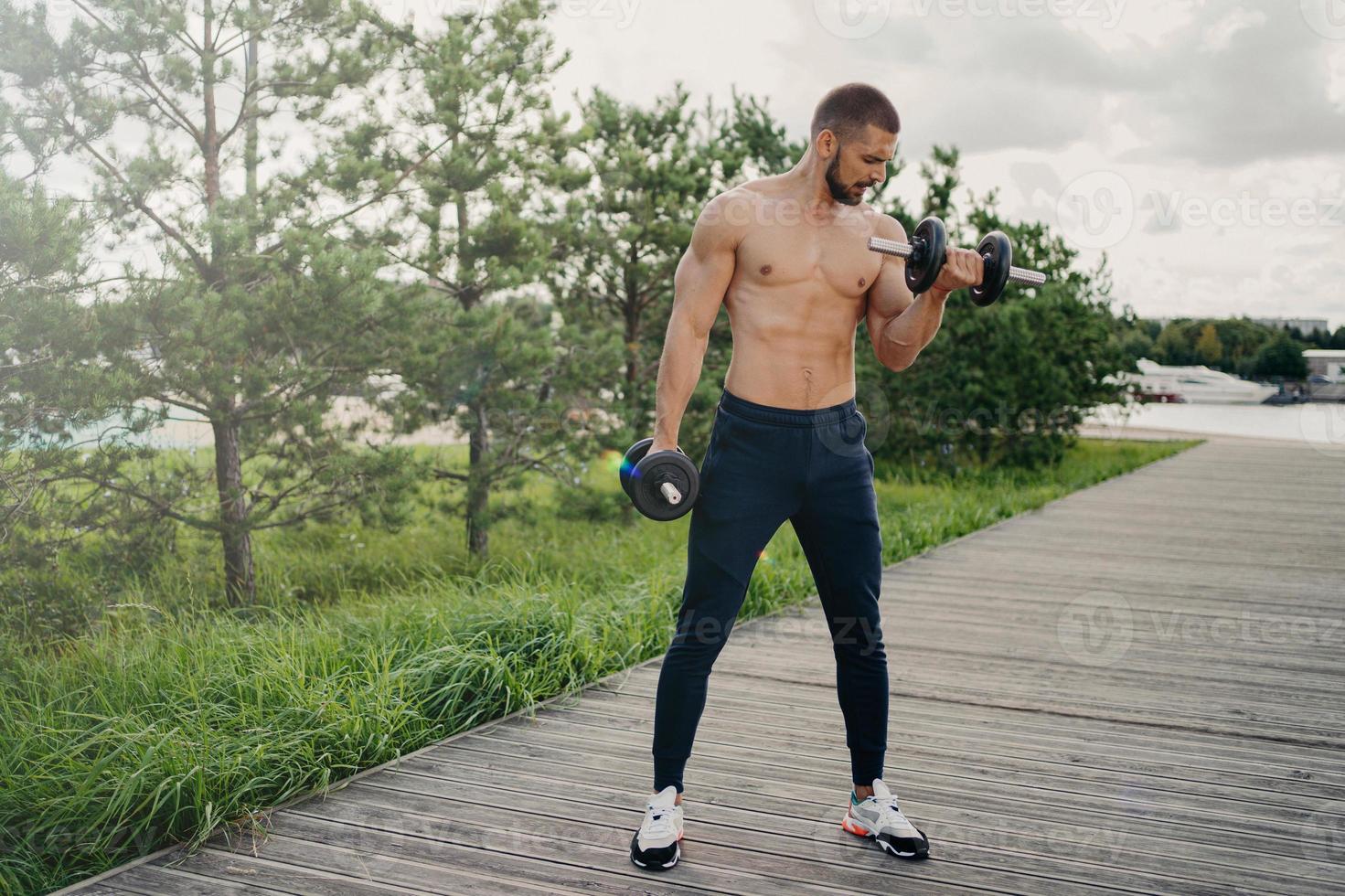 Homme Musclé Et Barbu Moustachu Faisant Des Exercices Avec Des