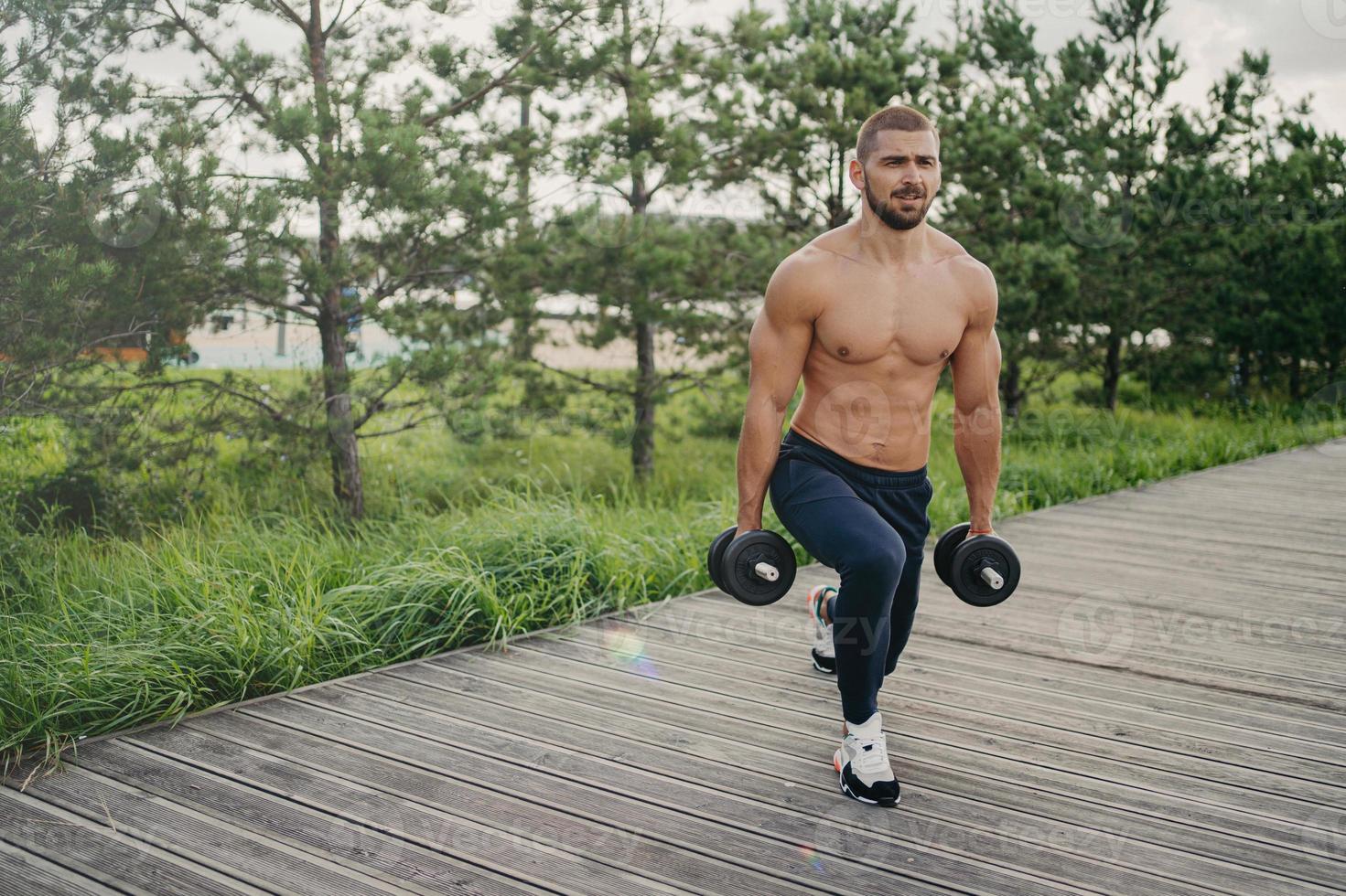 concept de sport et de loisirs. un homme sportif musclé et mal