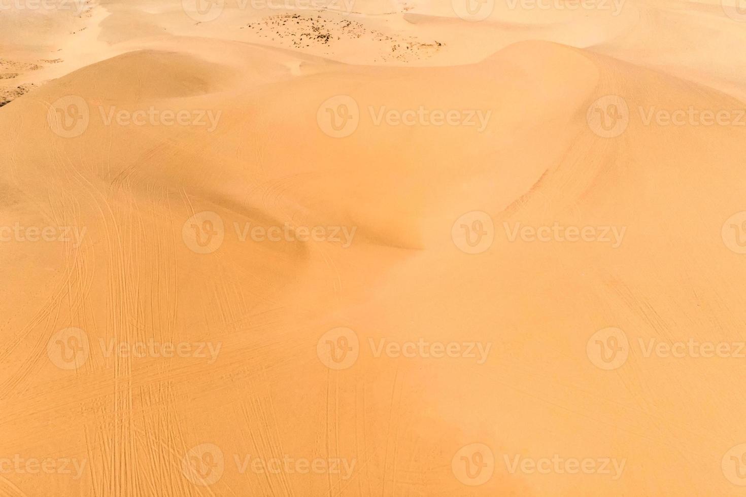 au-dessus d'une dune de sable sinueuse dans le désert photo