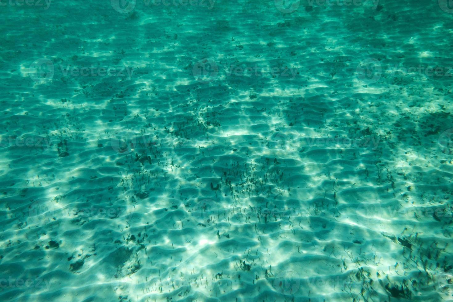 mer émeraude avec réflexion d'ondulation sur la surface photo
