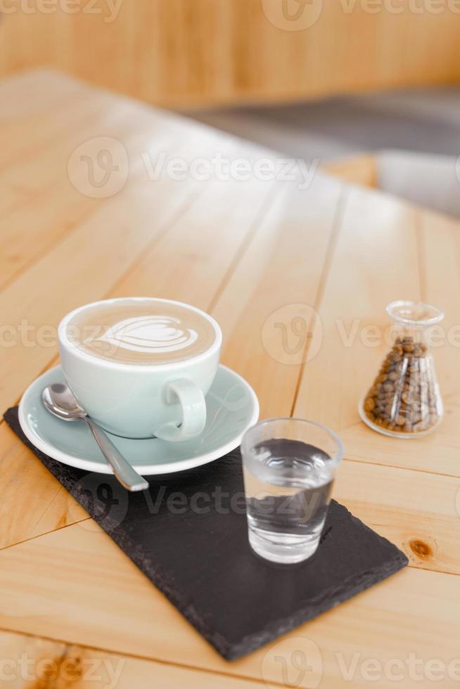 tasse de cappuccino chaud sur la table photo