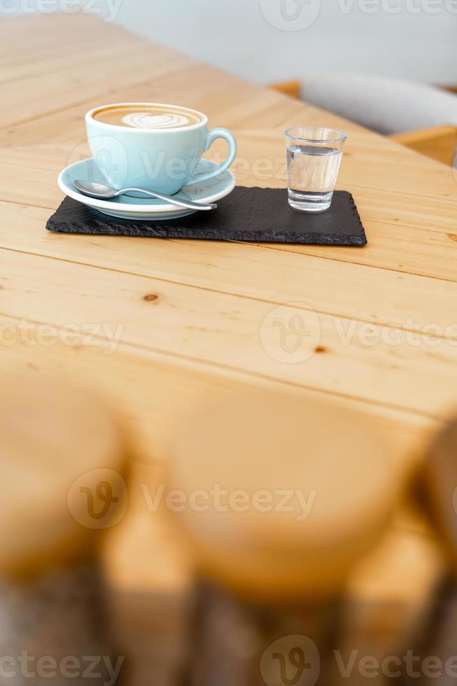 tasse de cappuccino chaud sur la table photo