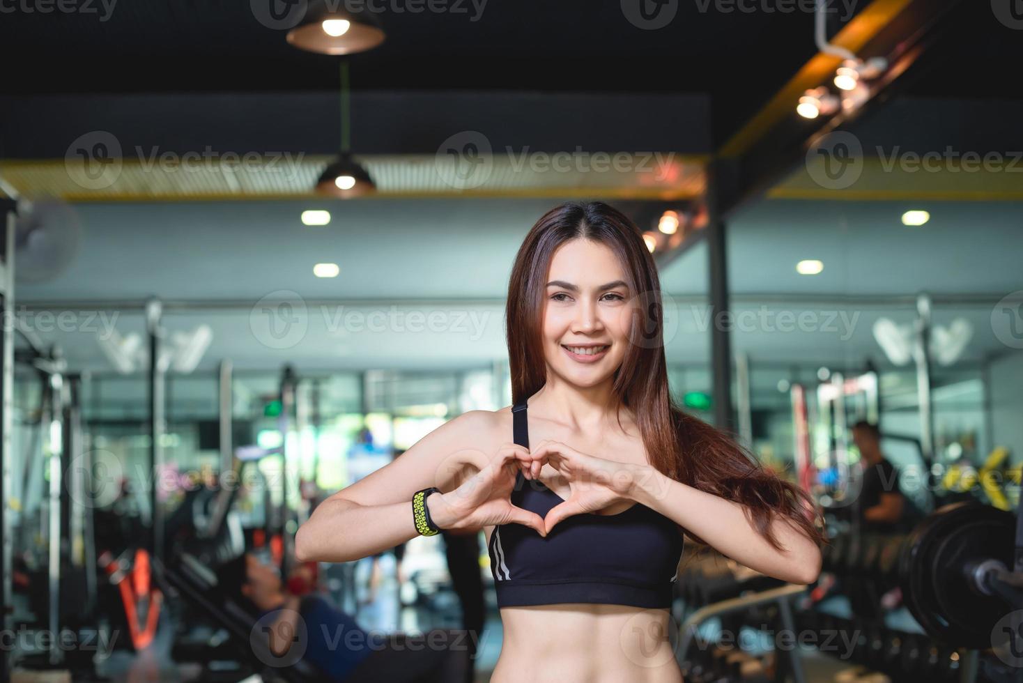 une femme de fitness et elle aime sa santé. photo