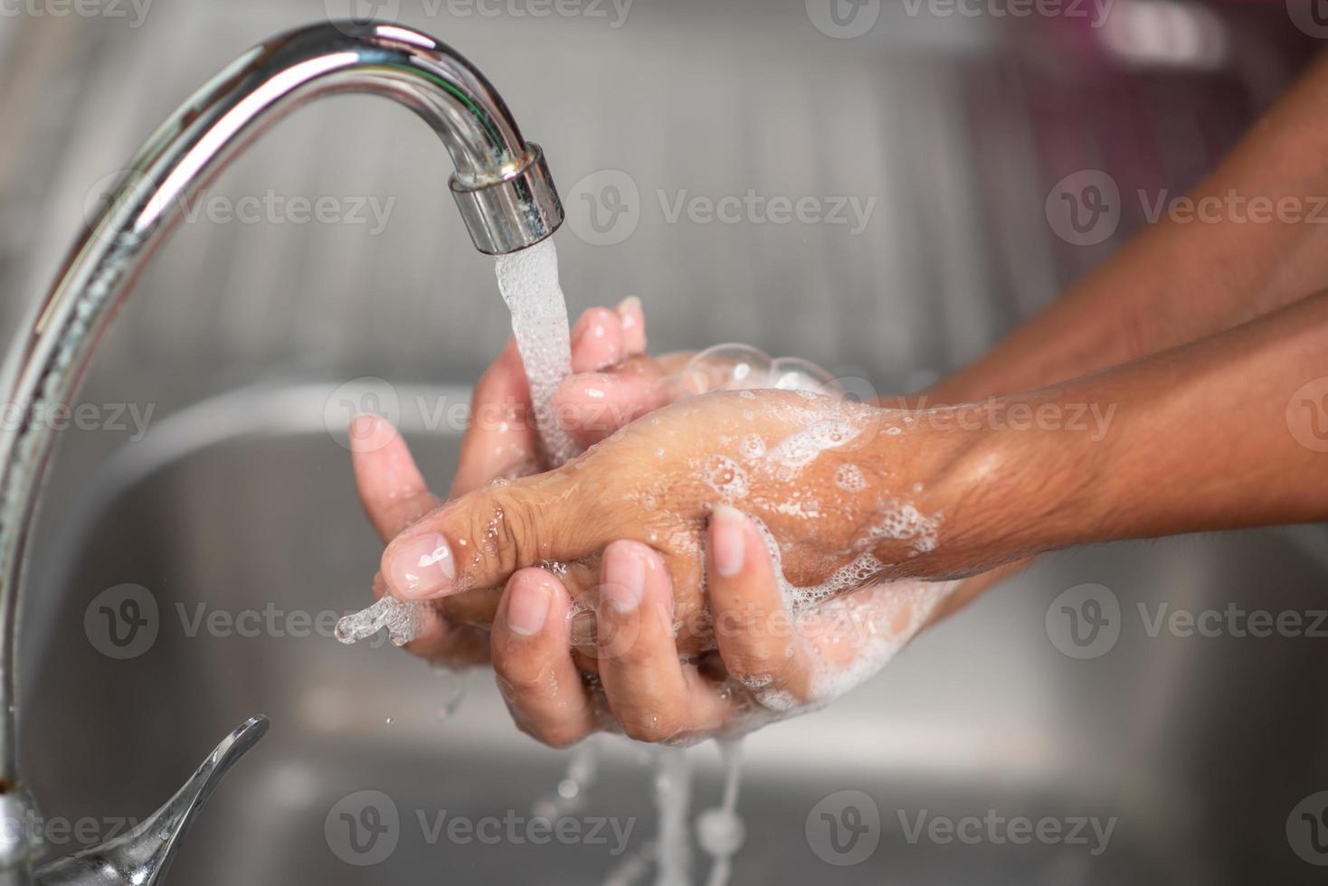 les mains des hommes montrent des moyens de se laver les mains avec un gel nettoyant pour prévenir les maladies infectieuses et prévenir le virus. photo