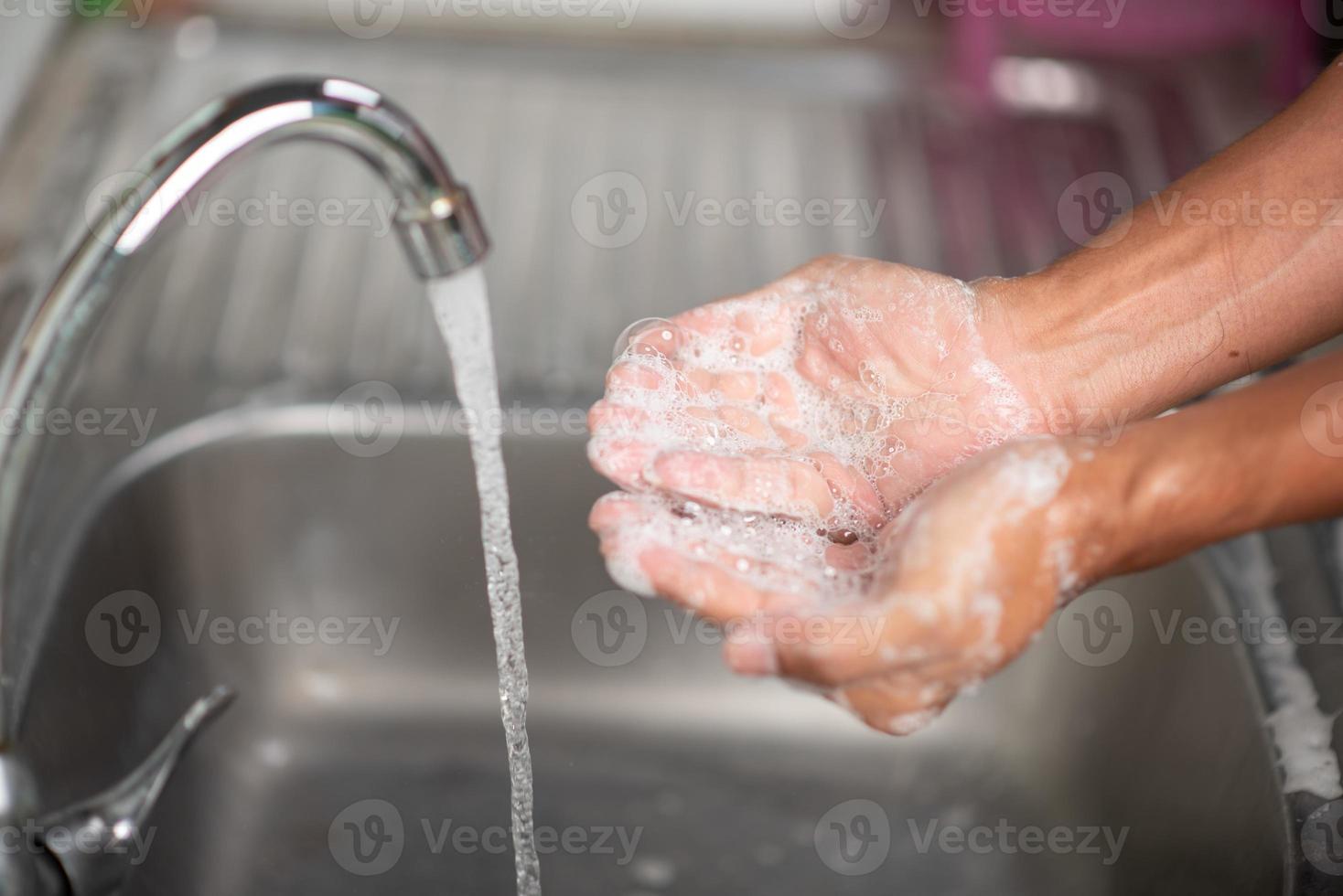 les mains des hommes montrent des moyens de se laver les mains avec un gel nettoyant pour prévenir les maladies infectieuses et prévenir le virus. photo