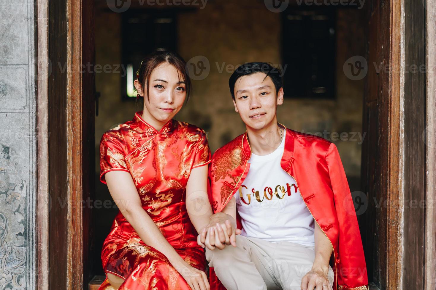 heureux jeune couple asiatique en robes traditionnelles chinoises photo