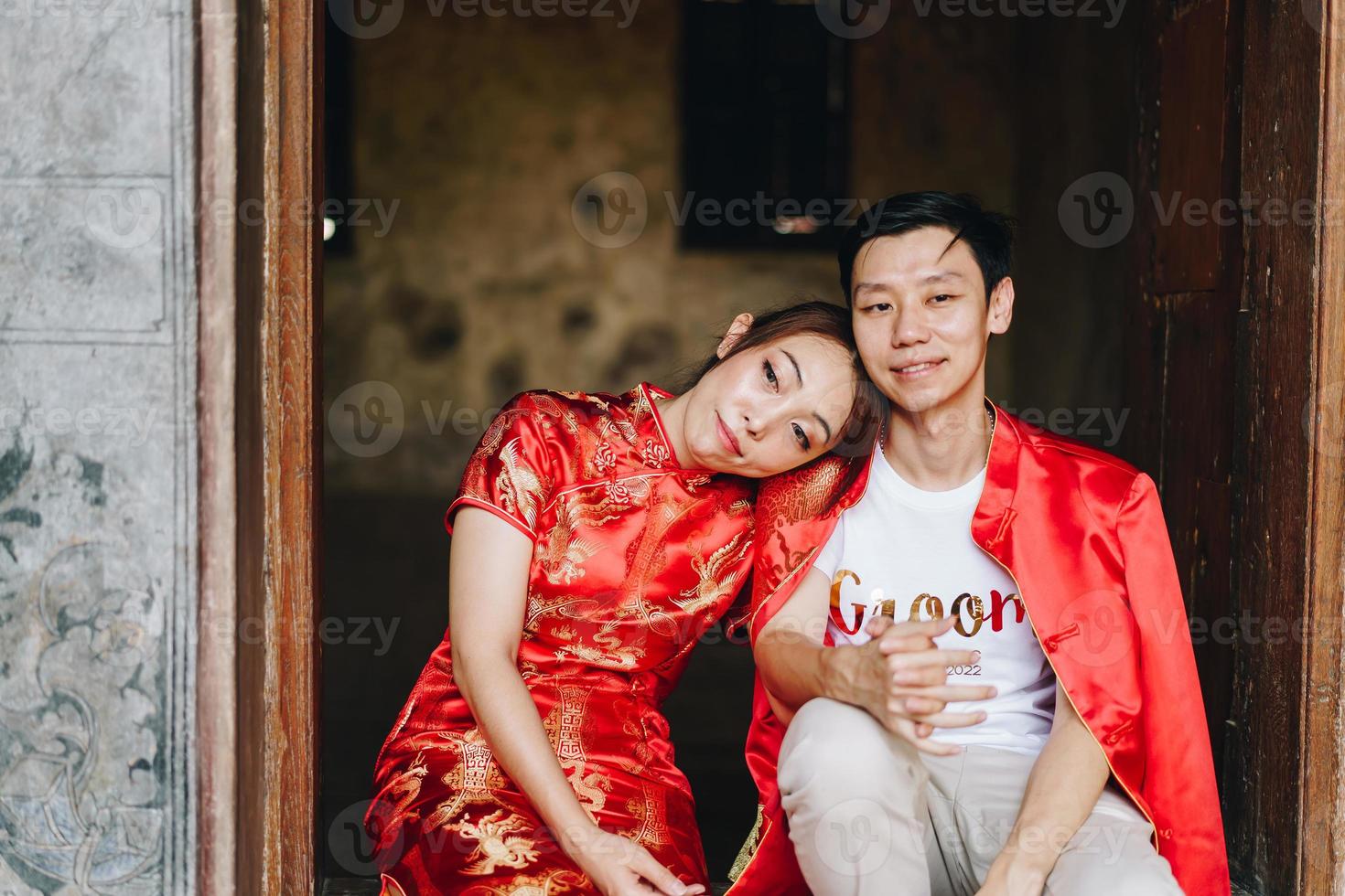 heureux jeune couple asiatique en robes traditionnelles chinoises photo