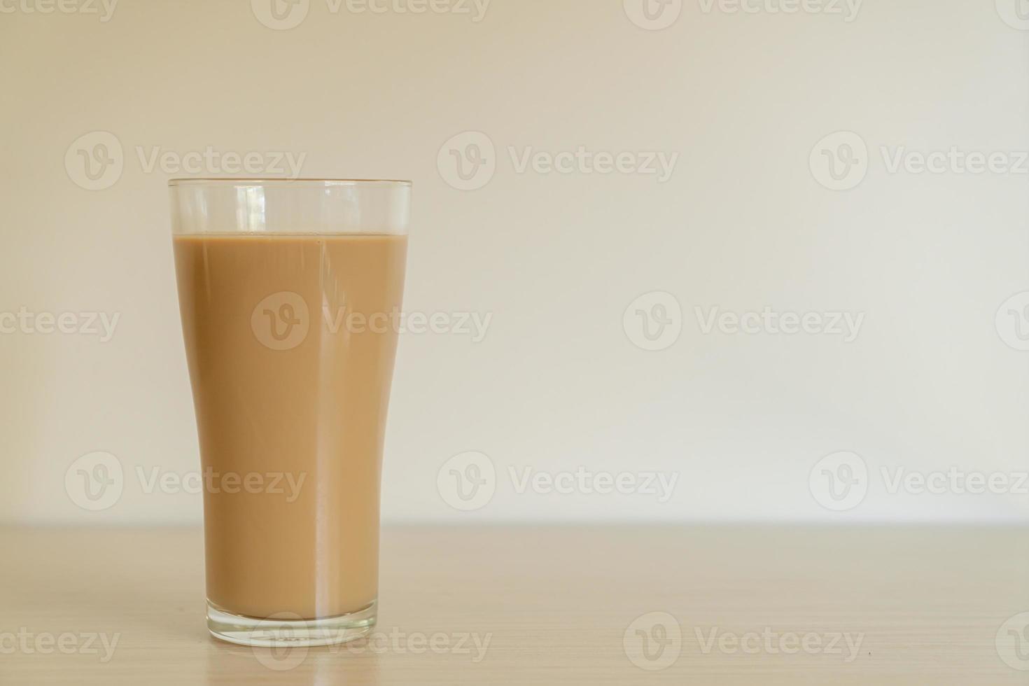 verre à café latte avec bouteilles de café prêtes à boire photo