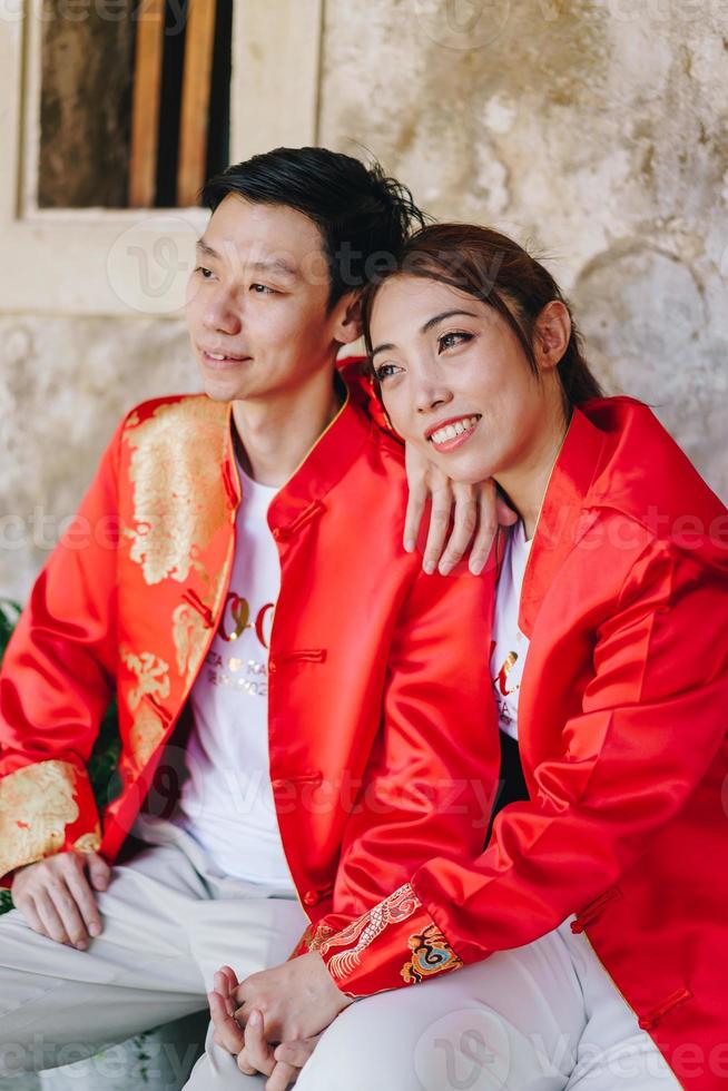 heureux jeune couple asiatique en robes traditionnelles chinoises photo