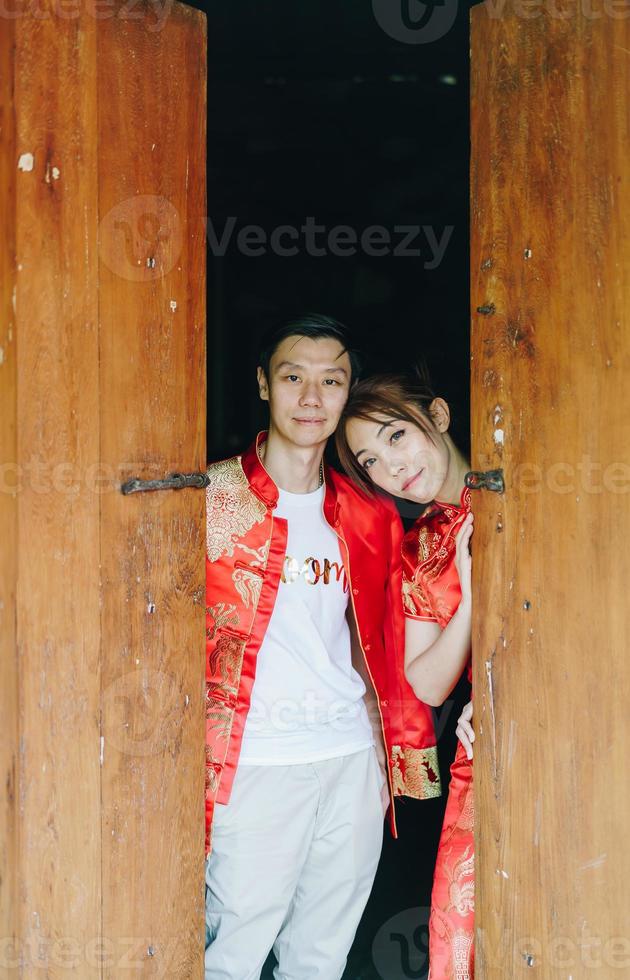 heureux jeune couple asiatique en robes traditionnelles chinoises photo