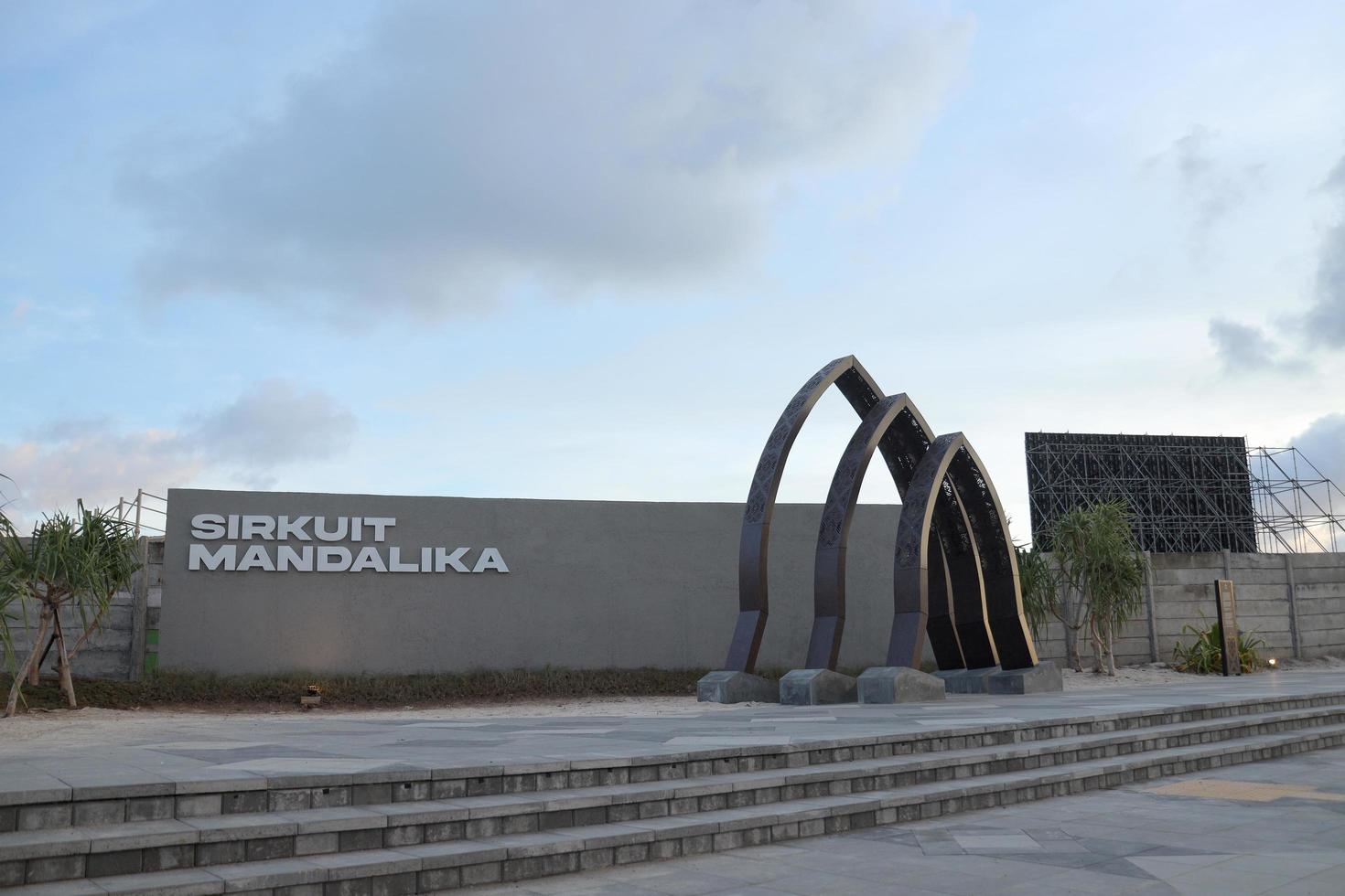 lombok, indonésie-16 mars 2022 monument en arc minimaliste du circuit de mandalika devant la porte en vue latérale photo