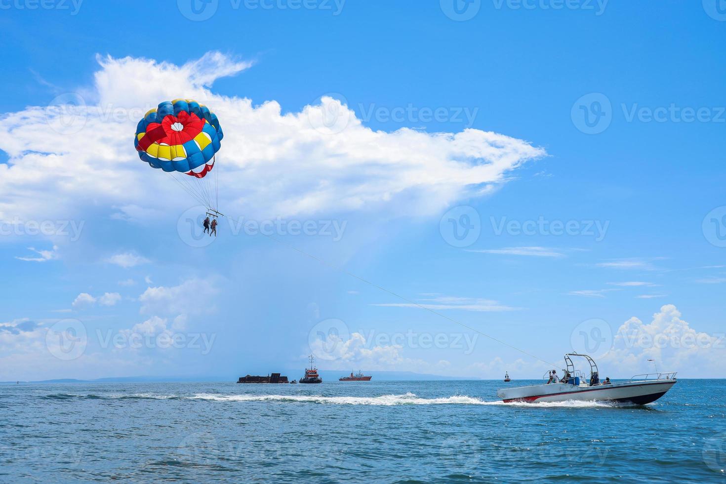 parachute ascensionnel au-dessus de l'océan dans les îles tropicales. activités ludiques de vacances. espace de copie pour le tourisme et la relation amoureuse photo