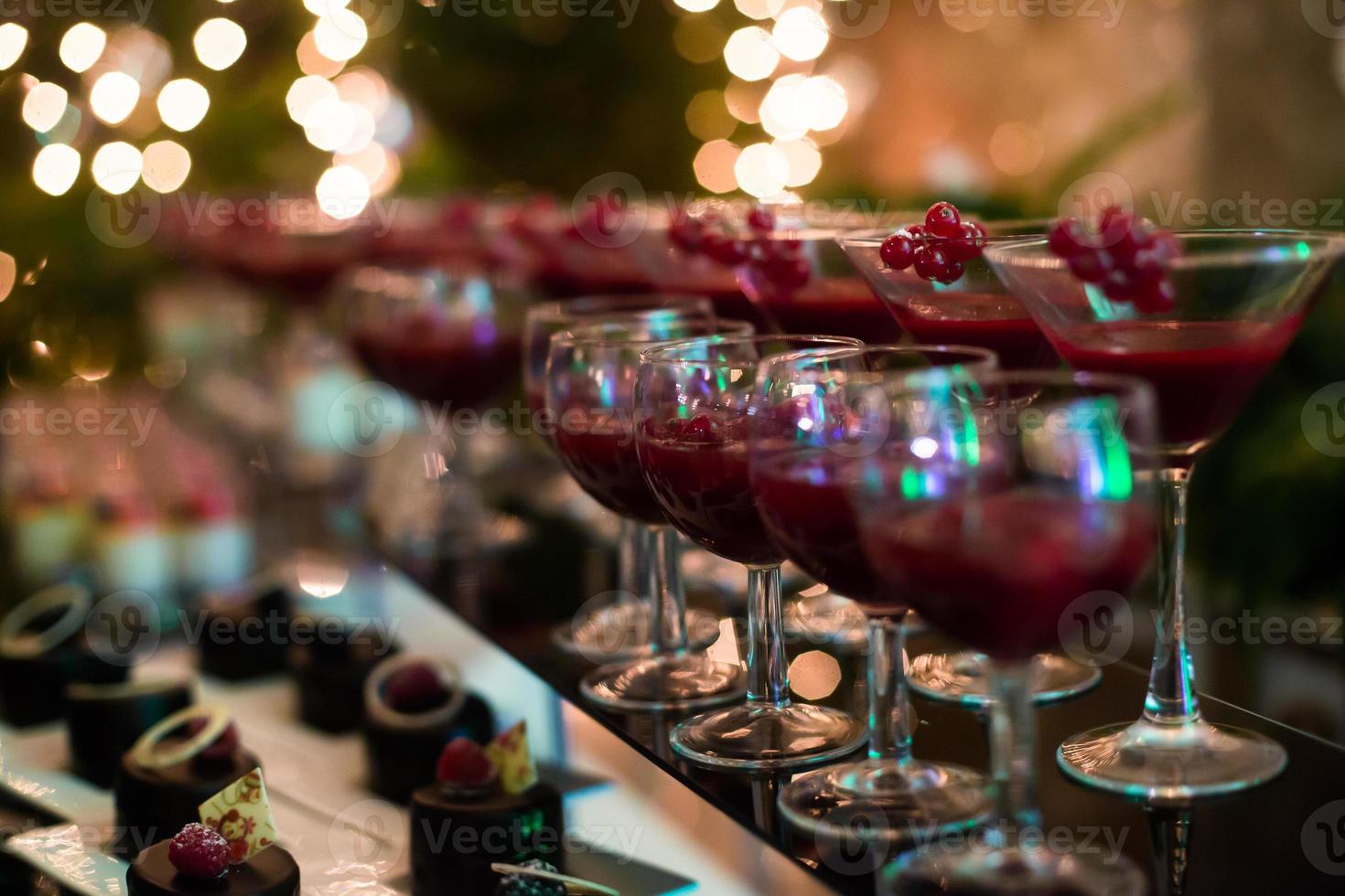 ligne de cocktails d'alcool de différentes couleurs sur une fête en plein air photo