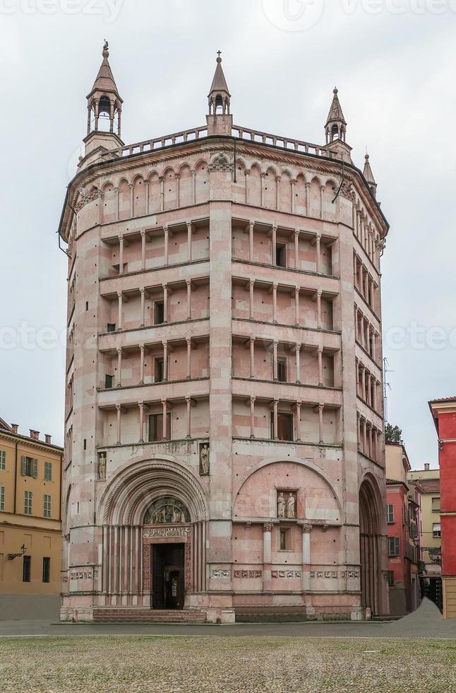 baptistère de parme, italie photo