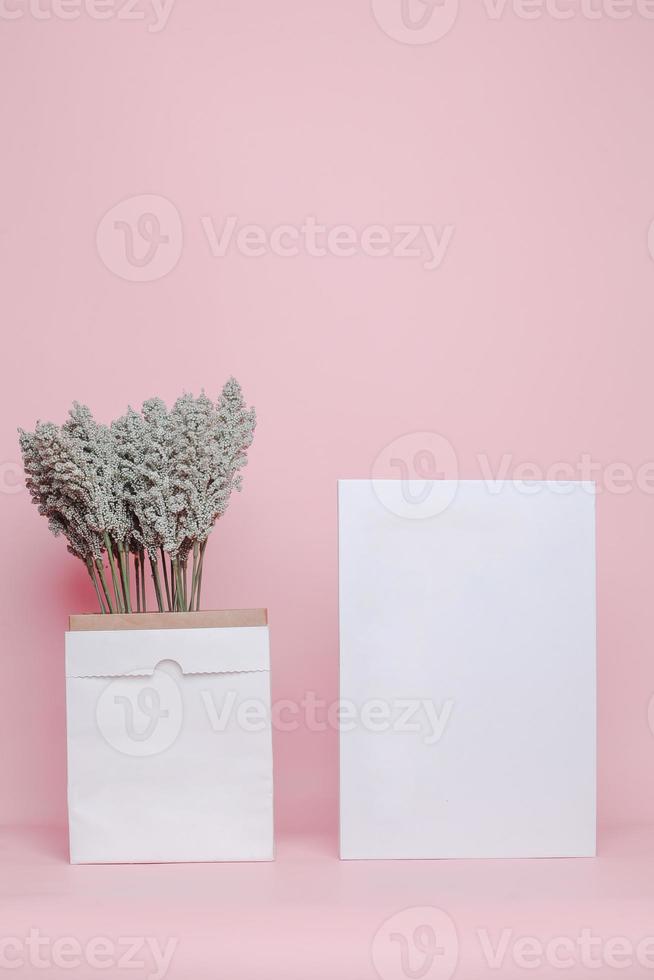 maquette de papier de sac et maquette de livre pour placer votre conception. couverture blanche, remplissez le texte, personnalisez votre logo, remplissez avec le logo photo