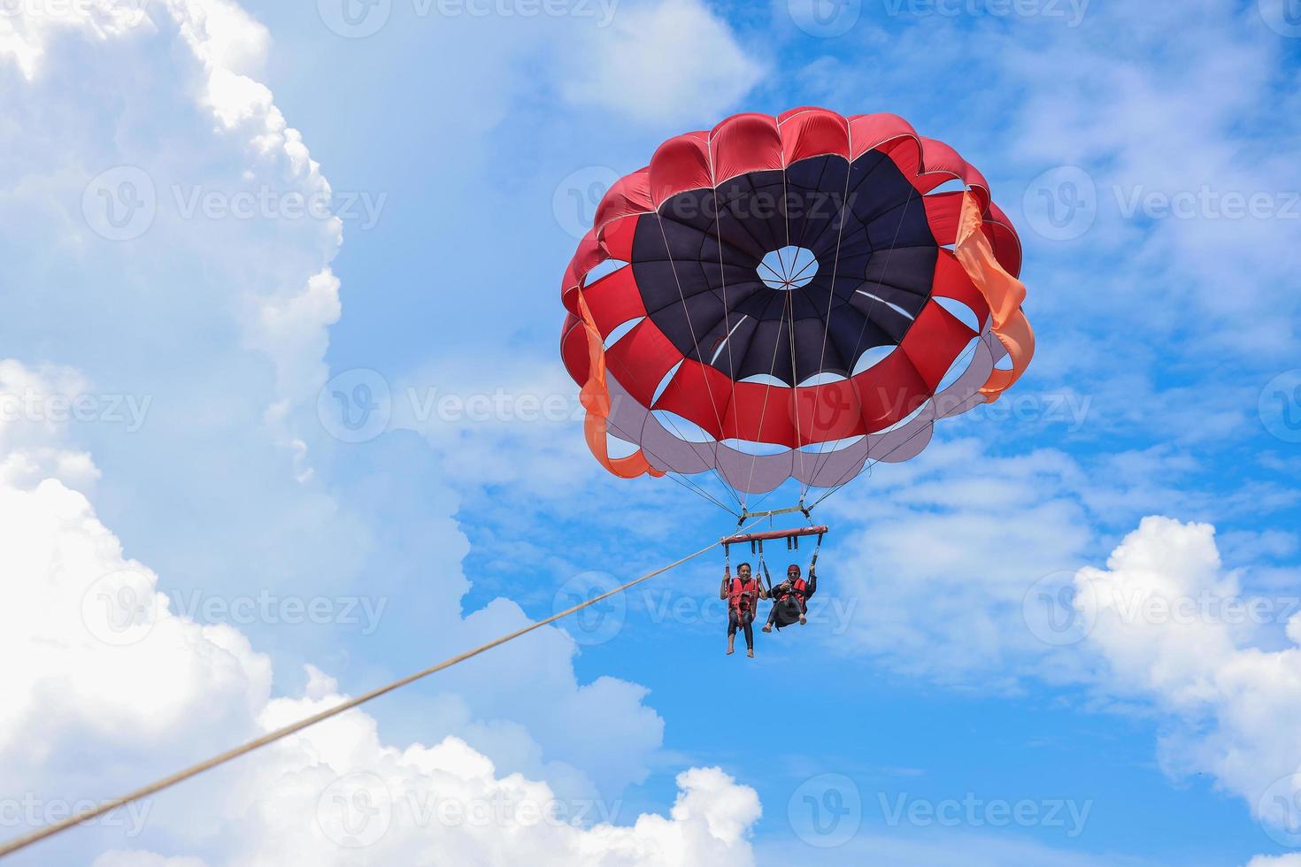 parachute ascensionnel sous le ciel bleu dans les îles tropicales. activités ludiques de vacances. espace de copie pour le tourisme et la relation amoureuse photo