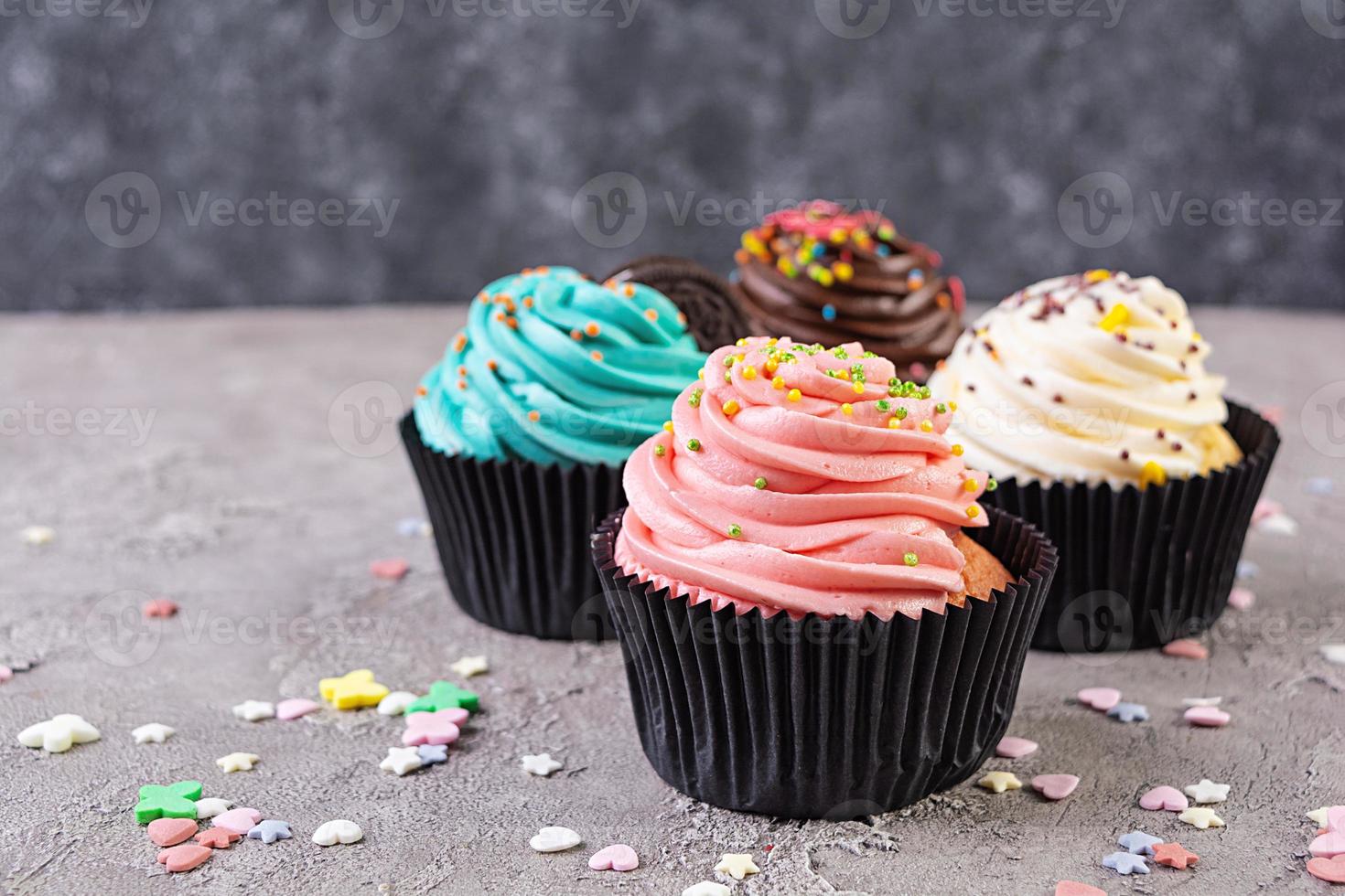 savoureux cupcakes colorés isolés sur fond gris. délicieux petit gâteau photo