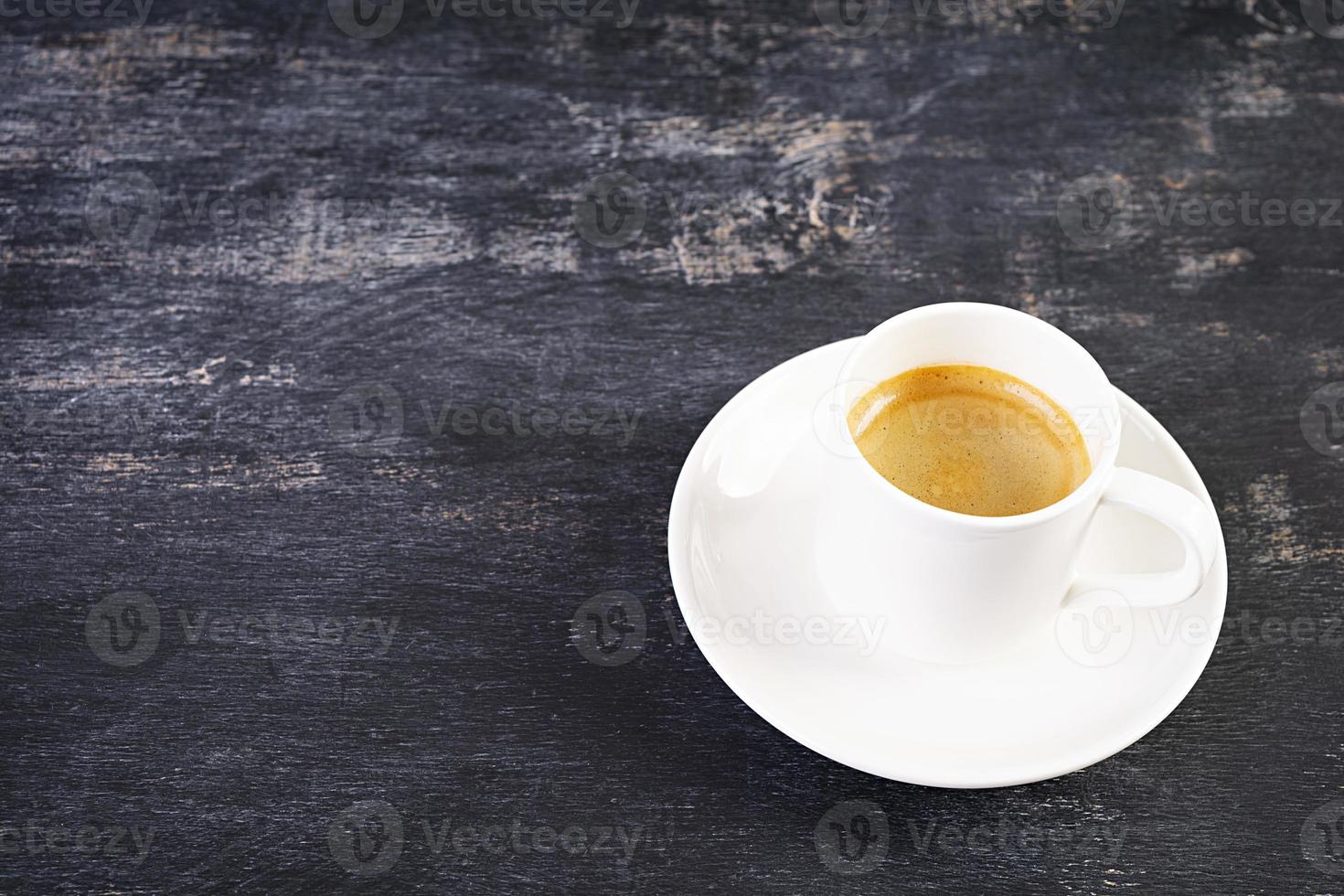 tasse de café expresso. boisson chaude café sur fond sombre photo