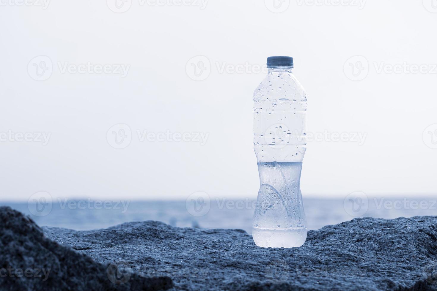 bouteilles d'eau propre sur les rochers le long de la plage extérieure  8081894 Photo de stock chez Vecteezy