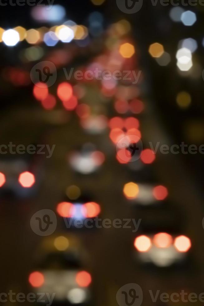 bokeh, feux de voiture dans la rue la nuit photo