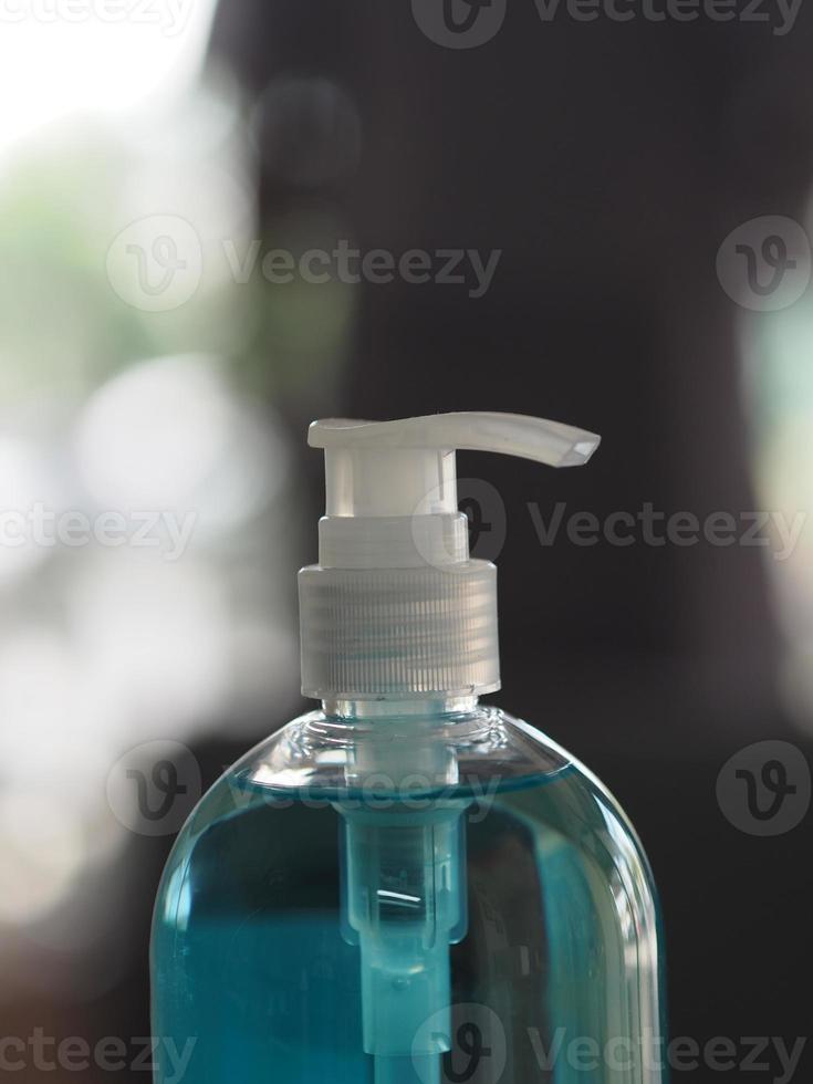 alcoolique à 70 % dans un vaporisateur de bouteille en plastique transparent, désinfectant pour les mains sur fond blanc laver propre et sale pour empêcher les germes de protéger le virus corona des maladies contagieuses, le covid-19 et sur la table photo