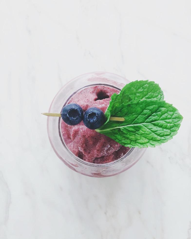 vue de dessus des smoothies aux myrtilles avec des feuilles de menthe et des myrtilles fraîches photo