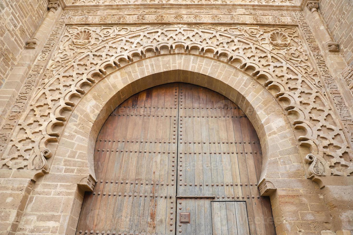 porte de la kasbah des oudayas à rabat, maroc photo
