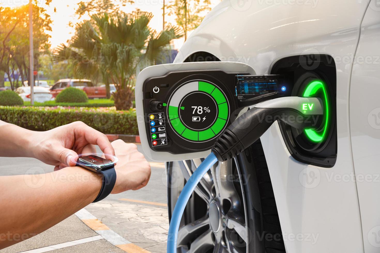 changement de véhicule électrique sur le stationnement dans la rue avec interface utilisateur graphique synchronisée avec la montre intelligente, futur concept de voiture ev photo