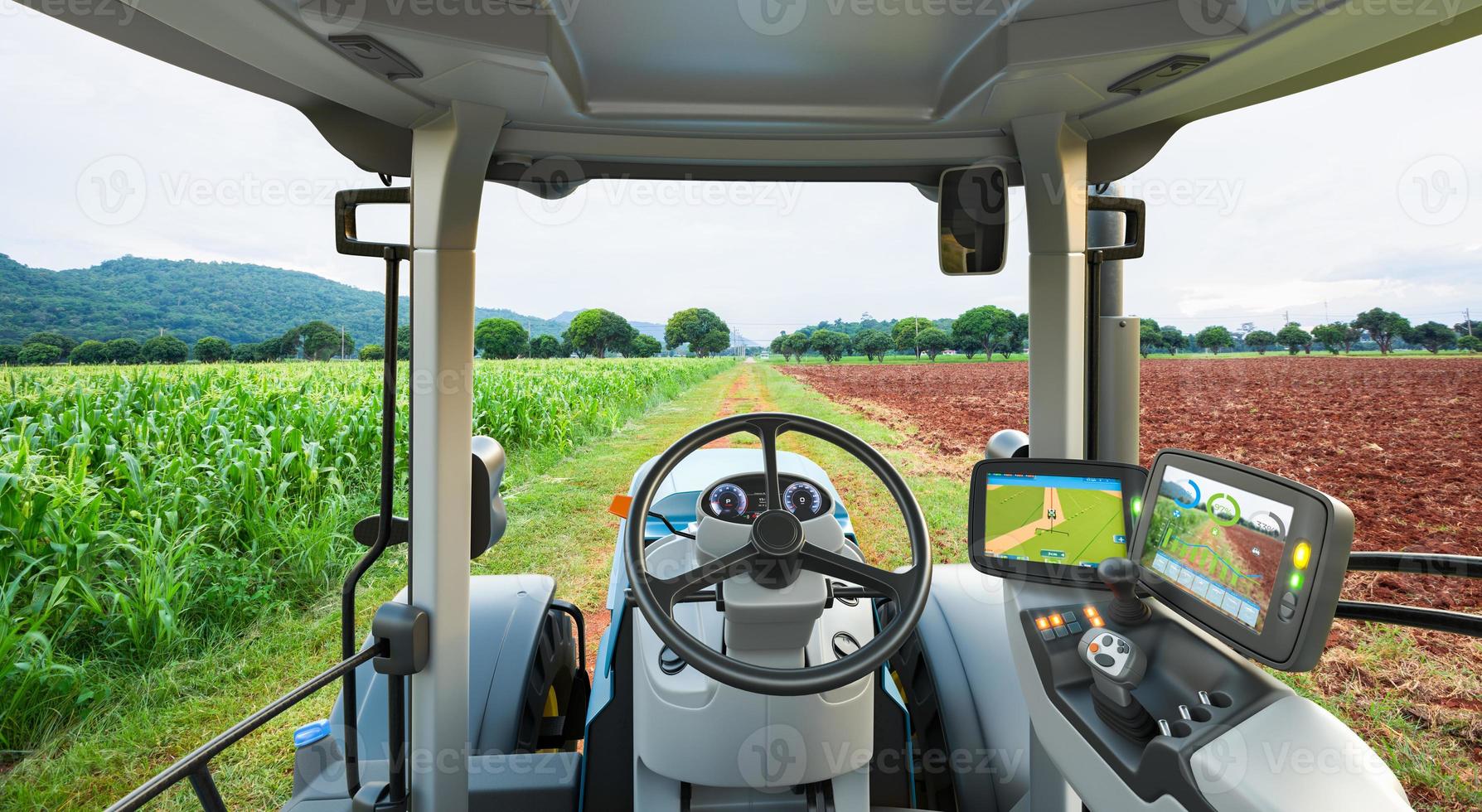 tracteur autonome travaillant dans un champ de maïs, technologie future avec concept d'agriculture intelligente photo