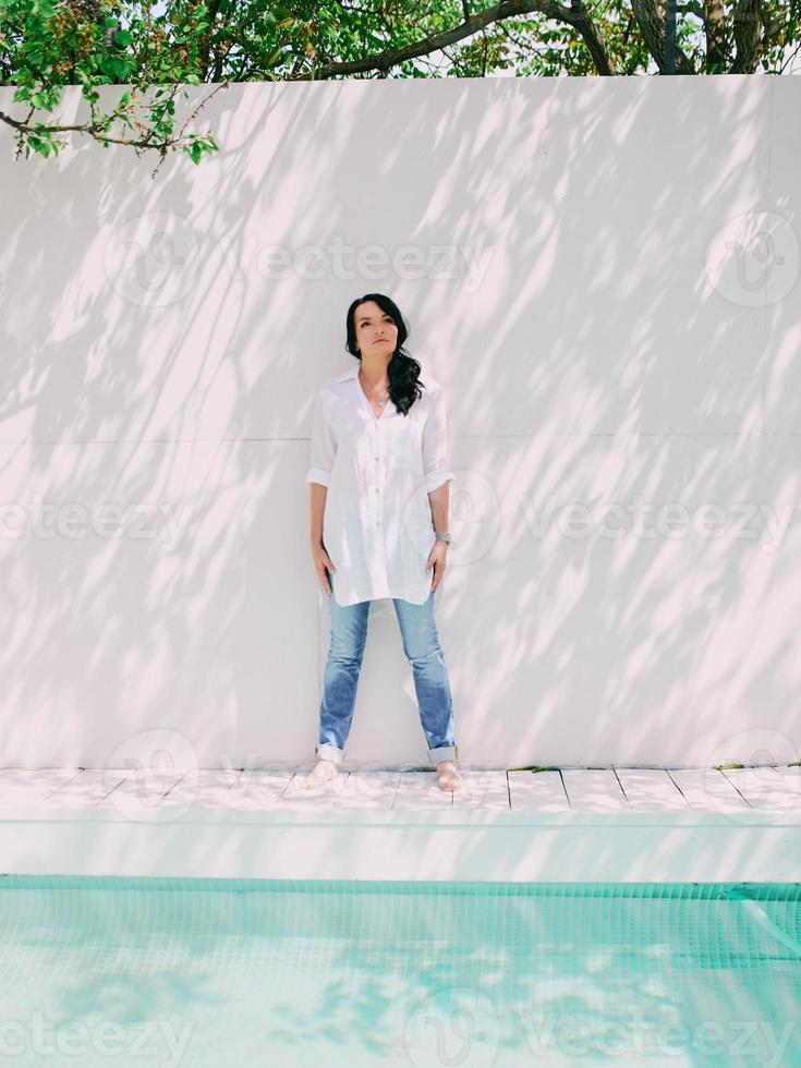 belle femme au bord de la piscine. bien-être, concept de voyage photo