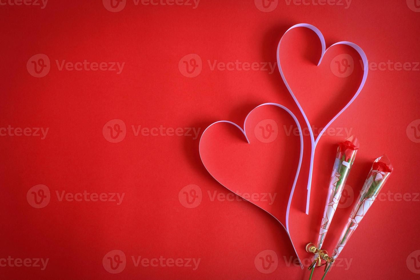 papier coeur sur fond de papier d'art rouge saint valentin saint valentin -  photo 8091785 Photo de stock chez Vecteezy