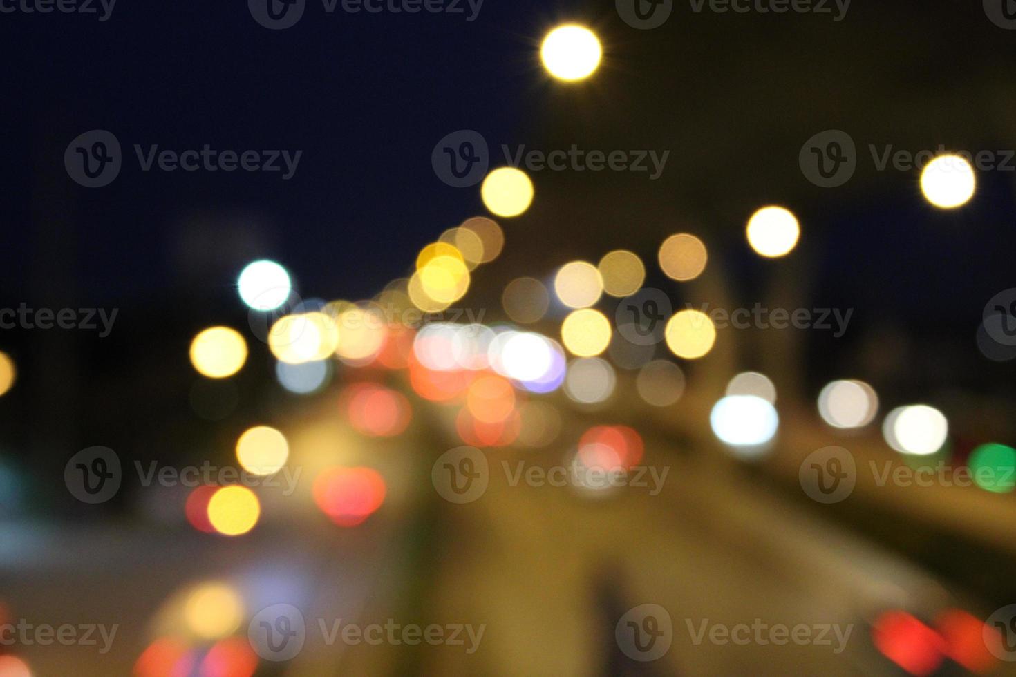 bokeh des phares de la voiture la nuit - images photo