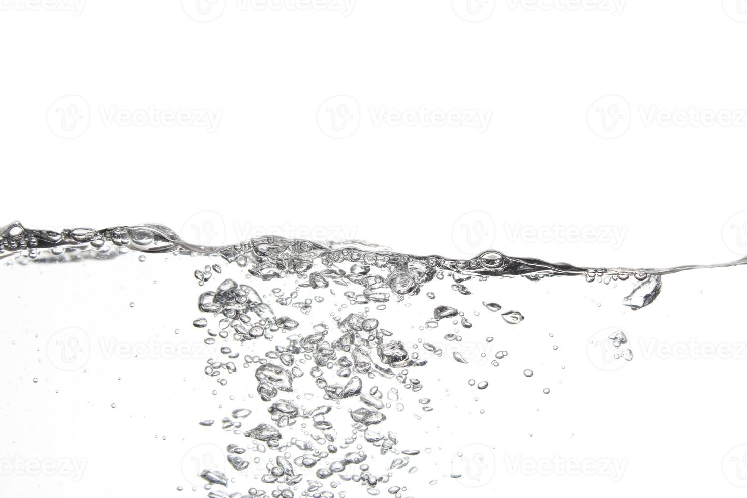 éclaboussures de surface de l'eau avec un fond blanc photo