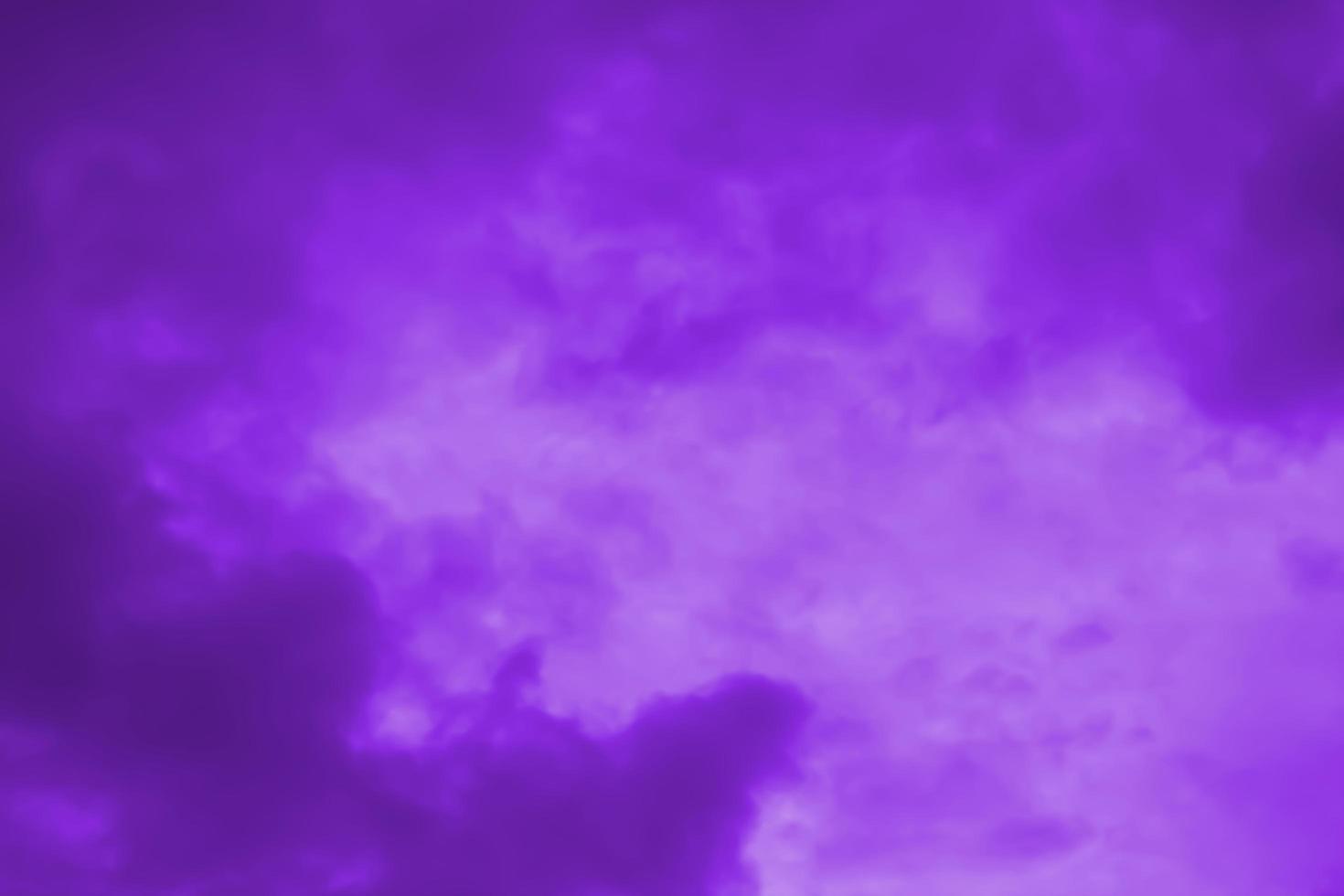 le ciel est teint en violet photo