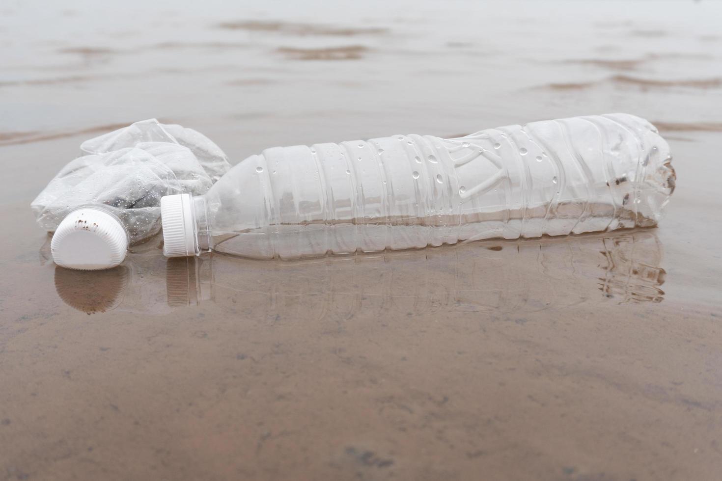 pollution des bouteilles d'eau en plastique dans le concept d'environnement océanique photo