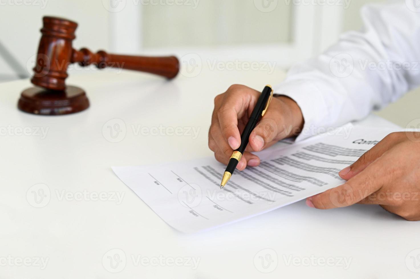 signer des contrats, des conseillers juridiques, des mémorandums, des contrats commerciaux, des avocats. photo
