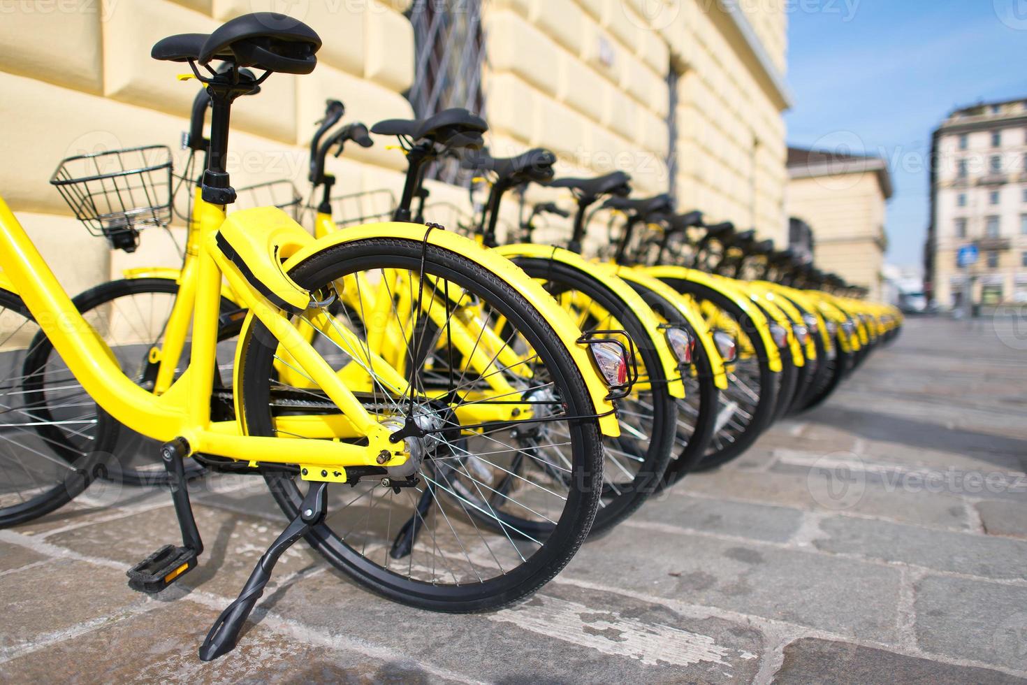 vélos en usage public dans la ville photo