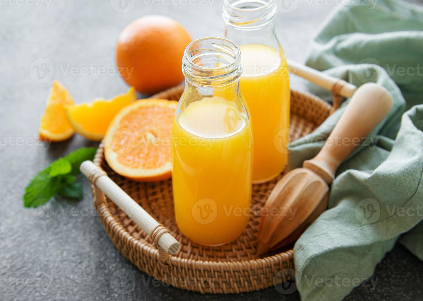 bouteilles de jus d'orange frais photo