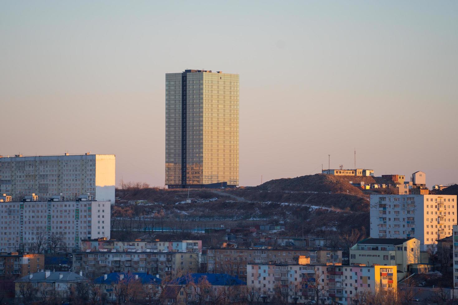 paysage urbain avec des bâtiments résidentiels. vladivostok, russie photo