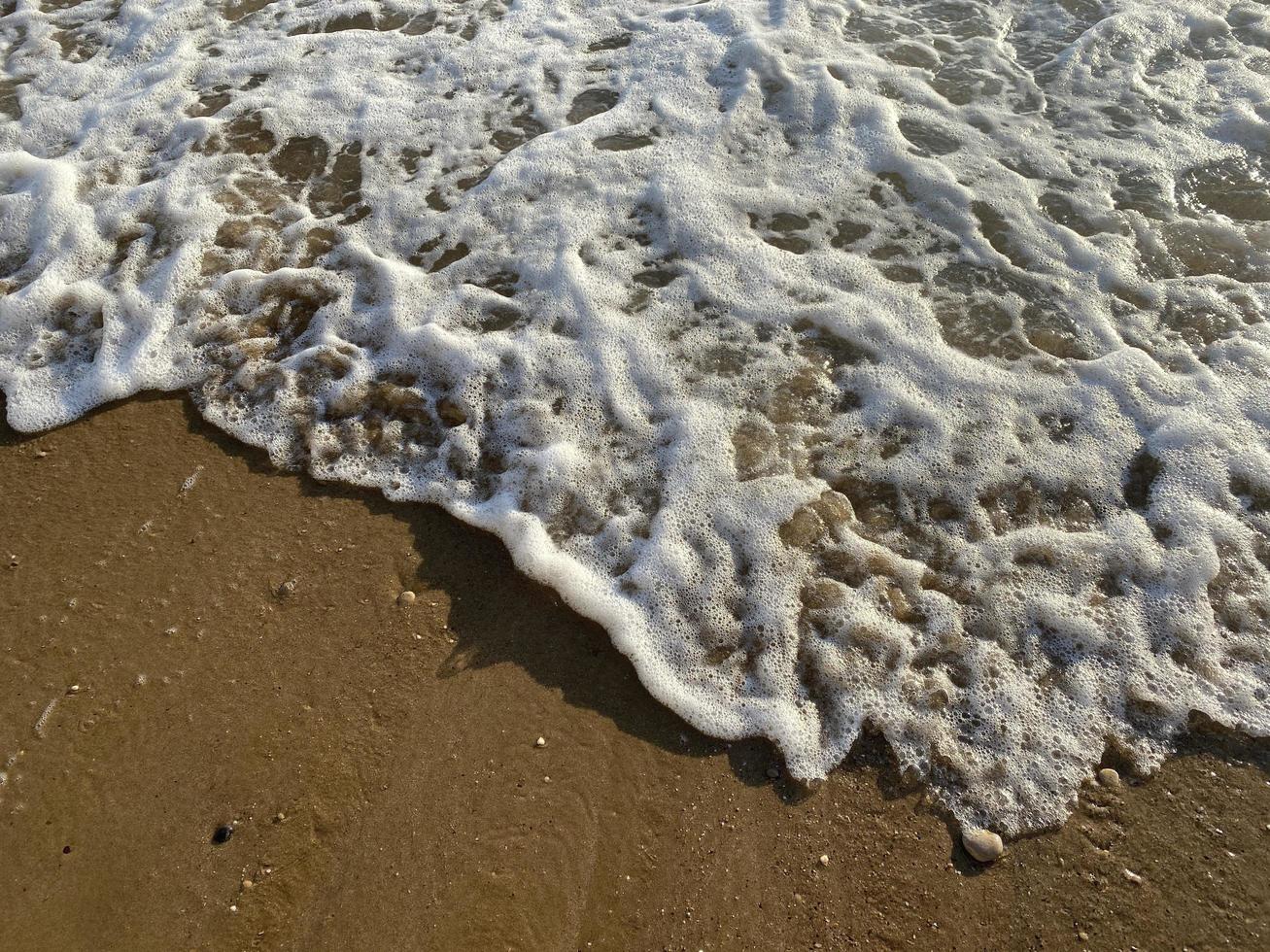 vue de dessus de la plage de sable et des vagues photo