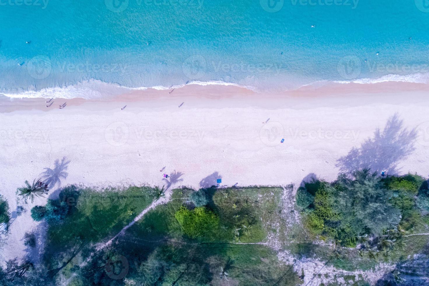 phuket thaïlande vue aérienne plage de sable et vagues belle mer tropicale le matin saison d'été image par vue aérienne prise de vue par drone, vue en grand angle de haut en bas photo