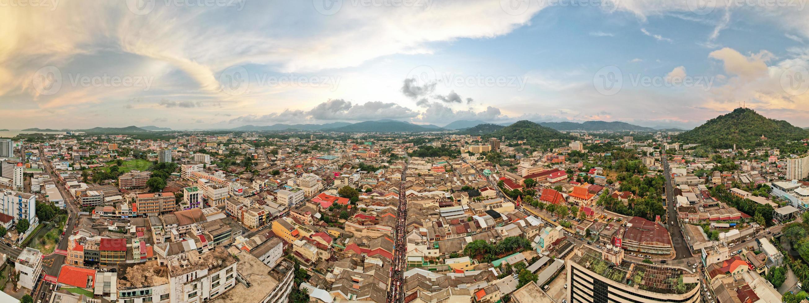 phuket thaïlande le 27 mars 2022 vue aérienne photographie de drone vue en grand angle de la ville de phuket, province de phuket en thaïlande. panorama de la ville de phuket en thaïlande sur fond de ciel coucher de soleil ou lever de soleil photo