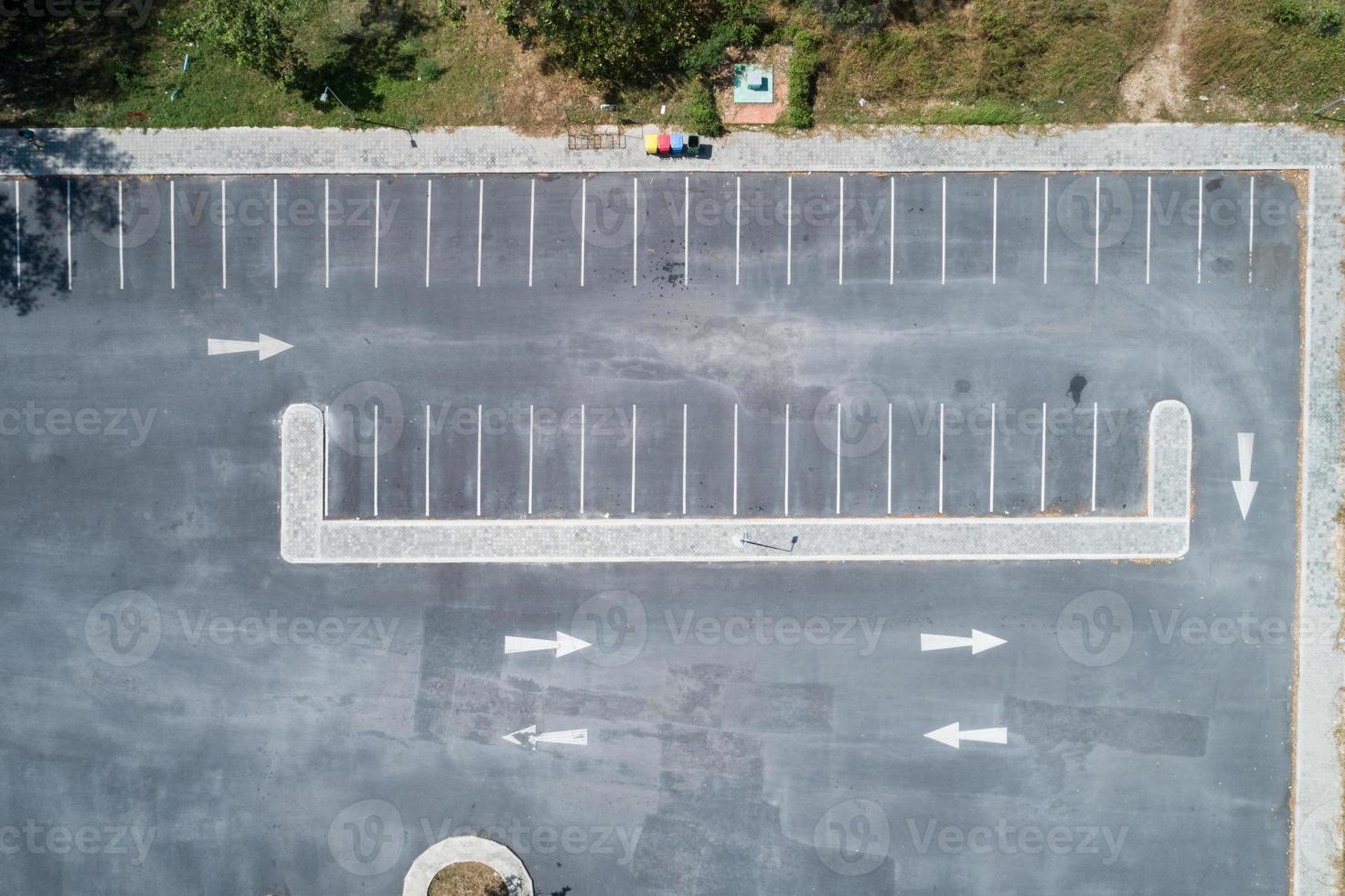 vue aérienne drone vue de dessus photo du parking vide à l'extérieur des véhicules dans le parc.