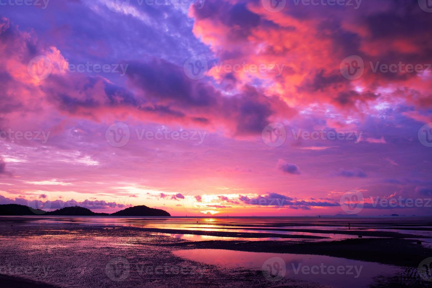 arrière-plan populaire de la tendance des couleurs cyberpunk. nature belle lumière coucher de soleil ou lever de soleil coloré spectaculaire paysage majestueux ciel avec des nuages incroyables dans le ciel coucher de soleil violet léger nuage sur fond de mer photo