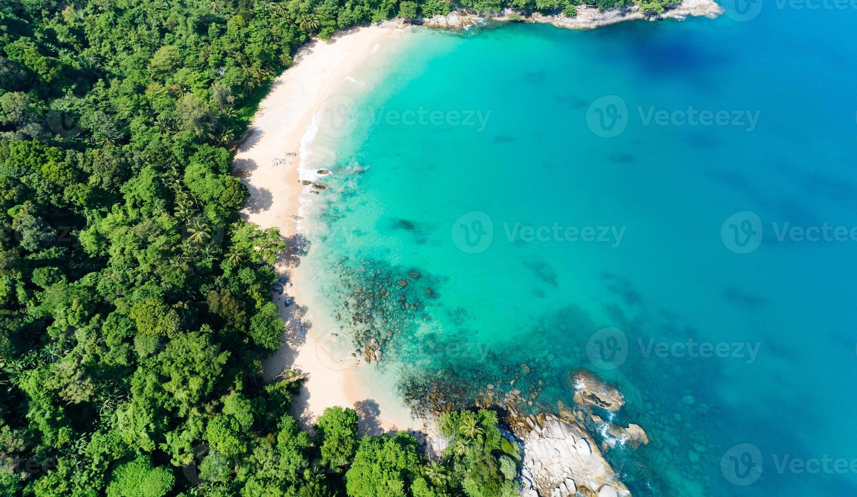 vue en grand angle sur la mer tropicale avec vague se brisant sur le bord de mer et la haute montagne située à phuket en thaïlande vue aérienne drone de haut en bas incroyable vue sur la nature paysage belle surface de la mer. photo