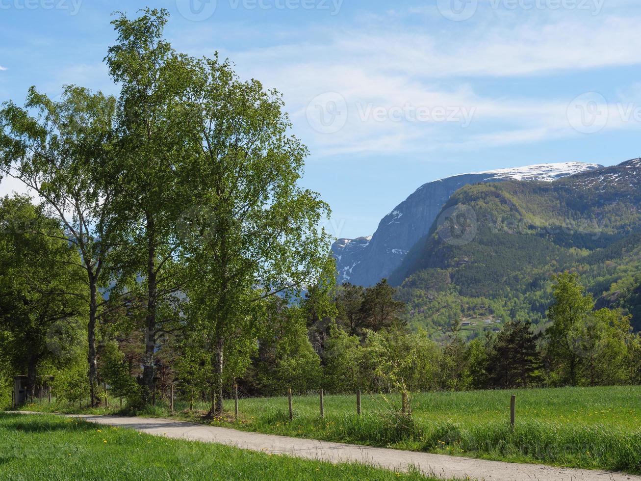 le petit village eidfjord dans le hardangerfjord norvégien photo